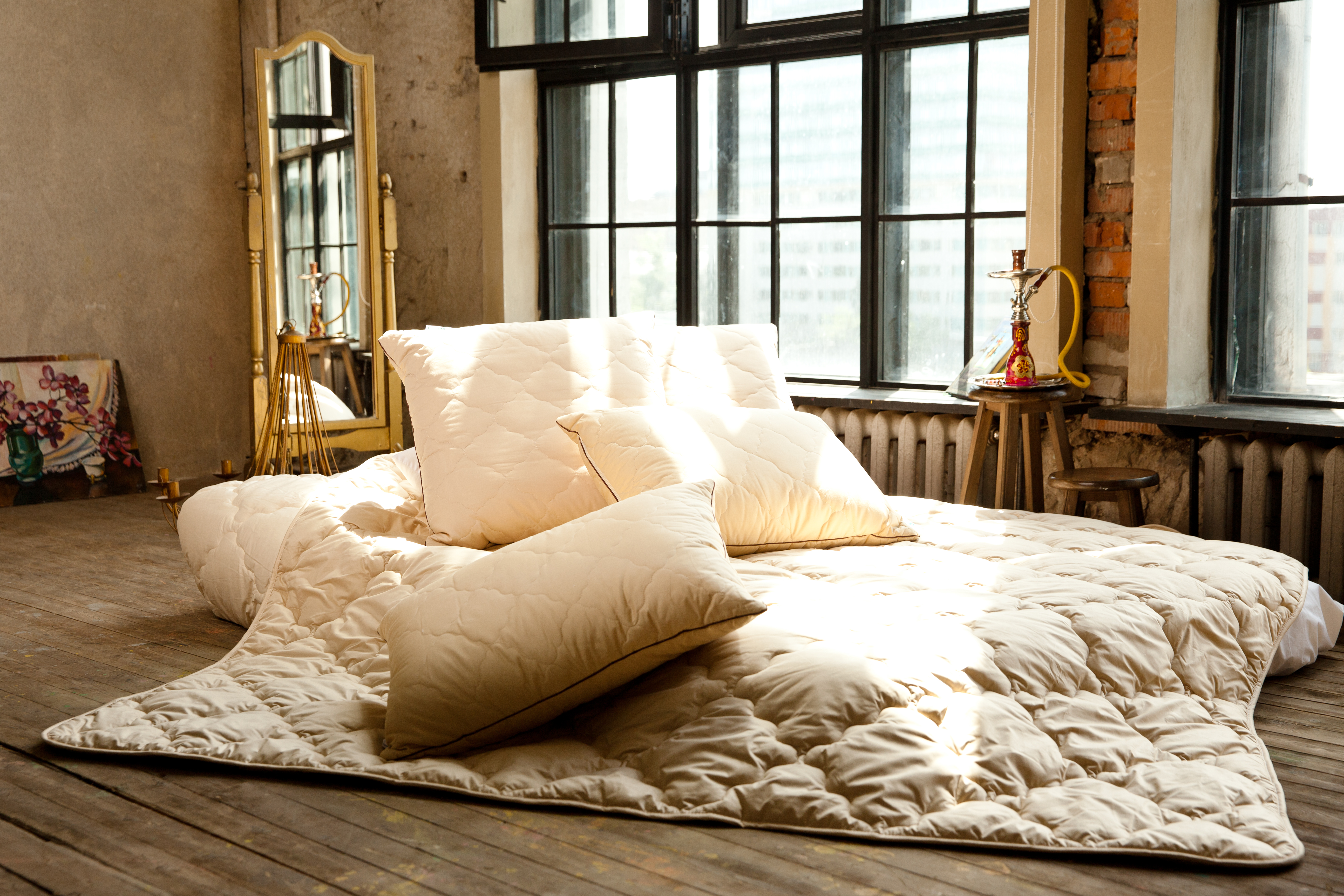 Одеялы. Одеяло nature's сон Шахерезады, всесезонное. Одеяло и подушка. Одеяло в интерьере. Подушки на кровати.